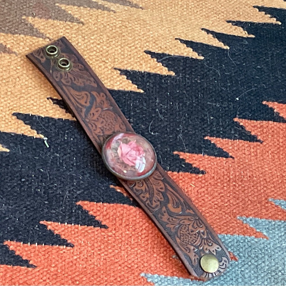 Vintage tooled Leather Cuff Bracelet with foiled rose encased in lucite XL - Picture 9 of 10